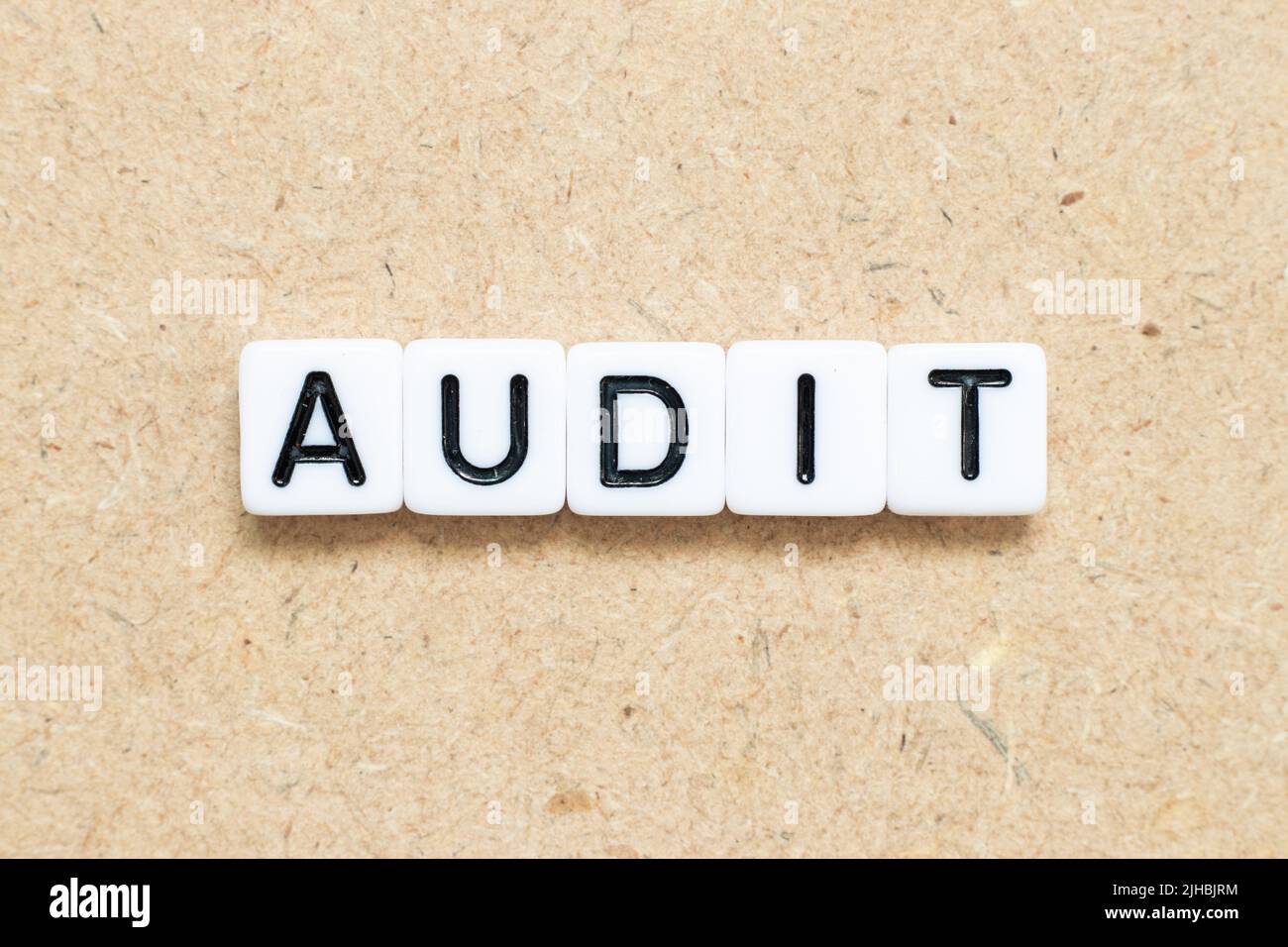 Weiße Kachel Alphabet Buchstaben mit Wort Audit auf Holz Hintergrund Stockfoto