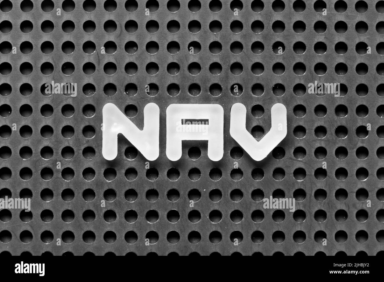 Weißer Buchstabe im Wort NAV (Abkürzung für Net Asset Value) auf schwarzem Hintergrund Stockfoto