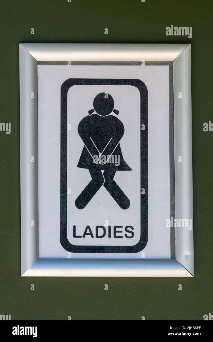 Lustige Damentoiletten Schild Stockfoto