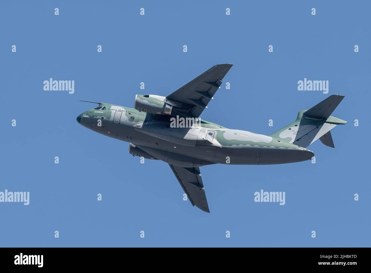 Farnborough Airshow, Juli 2022. Ein Transportflugzeug der Força Aérea Brasileira aus dem Jahr KC390, das einige Tage vor Beginn der Flugschau im Flug ist. Stockfoto