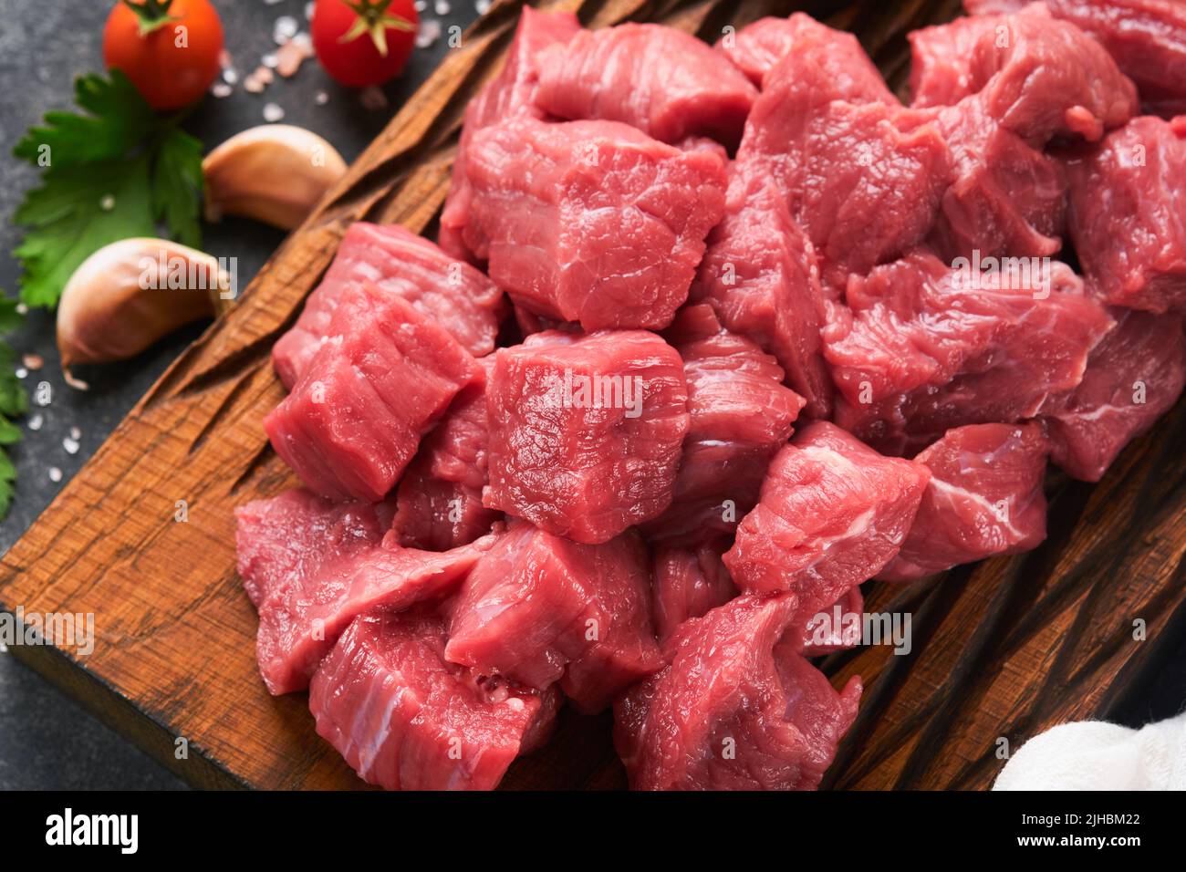 Rohes, gehacktes Rindfleisch. Rohes Bio-Fleisch vom Rind oder Lamm ...