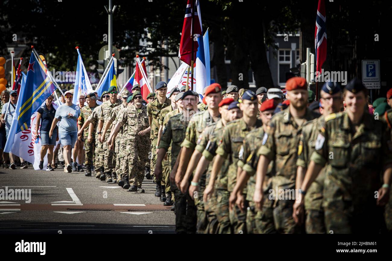 2022-07-17 16:37:11 NIJMEGEN - die jährliche Fahnenparade vor der Ausgabe 104. der Nijmegen Four Days Marches. Aufgrund der Hitze ist die Nijmegen Four Days Marches in diesem Jahr eine dreitägige Veranstaltung und beginnt am Mittwoch und nicht am Dienstag. ANP RAMON VAN FLYMEN niederlande Out - belgien Out Stockfoto