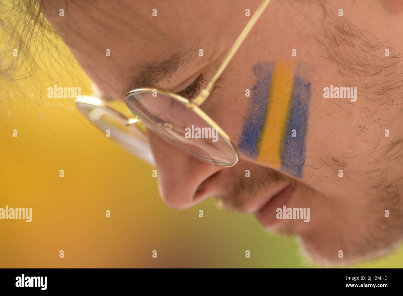 Wigan, Großbritannien. 17.. Juli 2022, Leigh Sports Village, Wigan, England: Frauen Europäischer Internationaler Fußball, Schweden gegen Portugal: Schweden-Fan mit Gesichtsfarbe Credit: Action Plus Sports Images/Alamy Live News Stockfoto