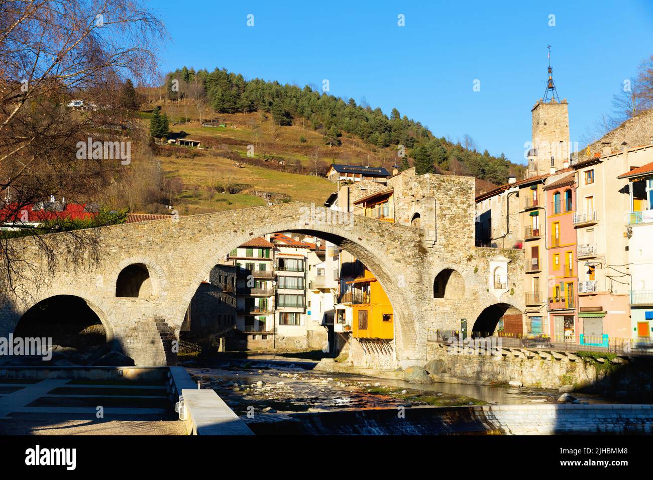 Blick auf die Brücke in der Stadt Camprodon in den Pyrenäen Stockfoto