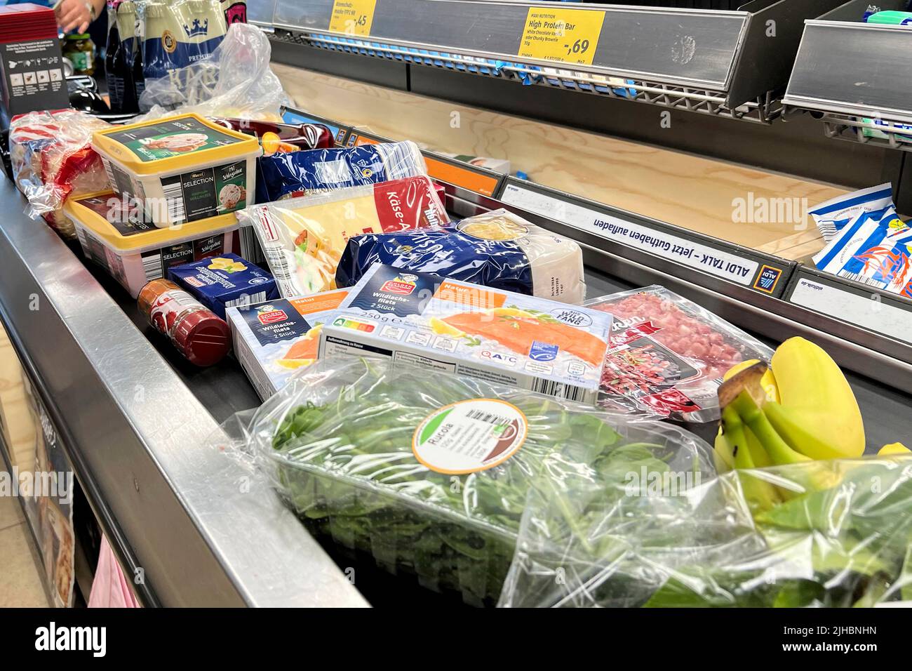 München, Deutschland. 15.. Juli 2022. Das Essen wird immer teurer. Waren, Waren, Lebensmittel liegen an einer Kasse im Supermarkt auf einem Kassen-Gürtel. Discounter, Kasse, Einkaufen, Inflation, Verbraucherpreise, Kredit: dpa/Alamy Live Nachrichten Stockfoto