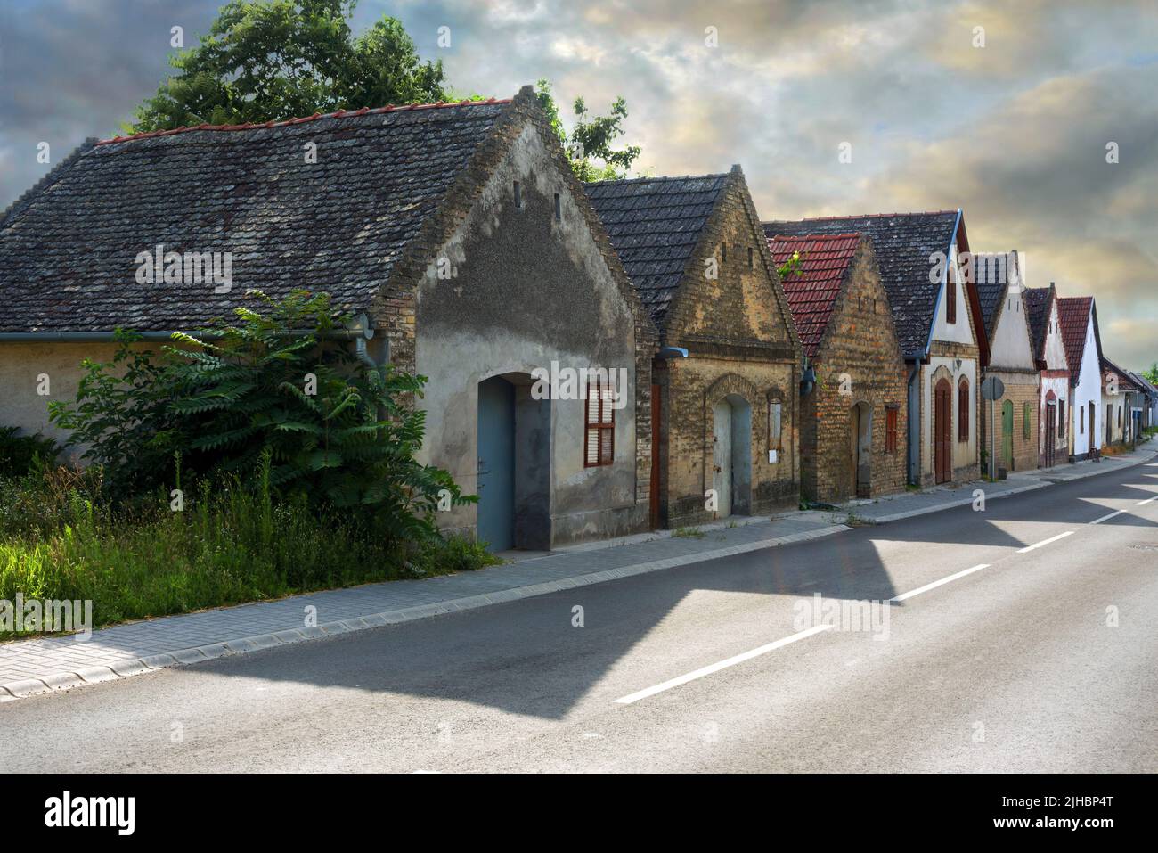 Reihe von alten Weinkellern an der Straße. Hajos, Ungarn Stockfoto