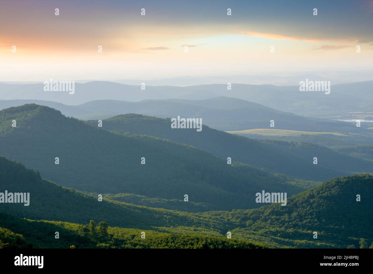 Hügelige Landschaft im Nebel Stockfoto