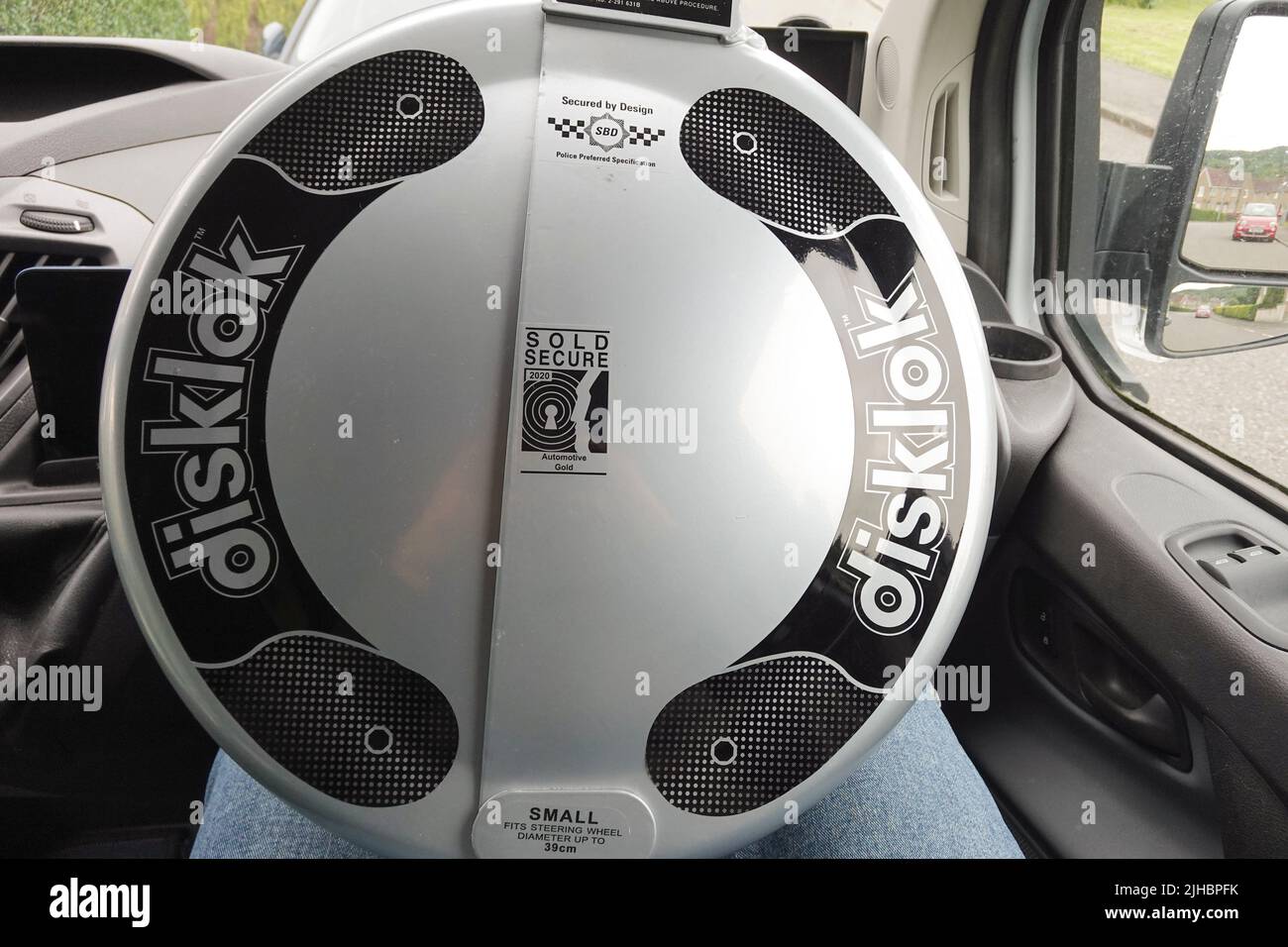 Disklok High Security Lenkradschloss am Fahrzeug montiert Stockfoto