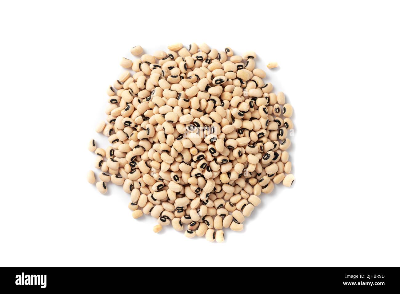 Bohnen Bohne schwarze Augen Haufen auf einem weißen Hintergrund isolieren. Glutenfreie Lebensmittel. Gesunde Ernährung. Weiße Kuherbsen Bohnen auf Weiß Stockfoto