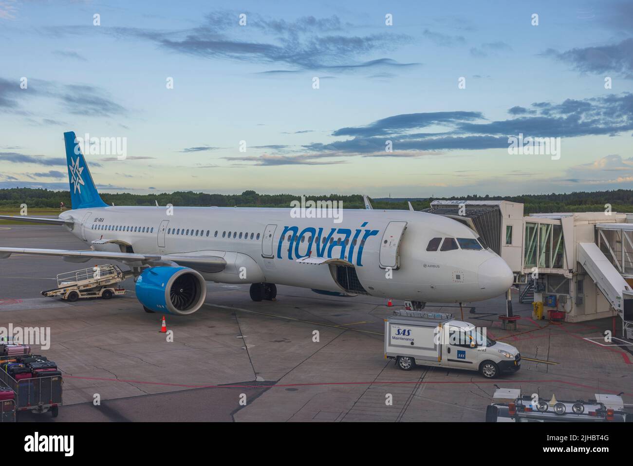 Nahaufnahme der Flugzeuge von Novair am frühen Sonnenaufgangshimmel. Schweden. Stockholm. Stockfoto