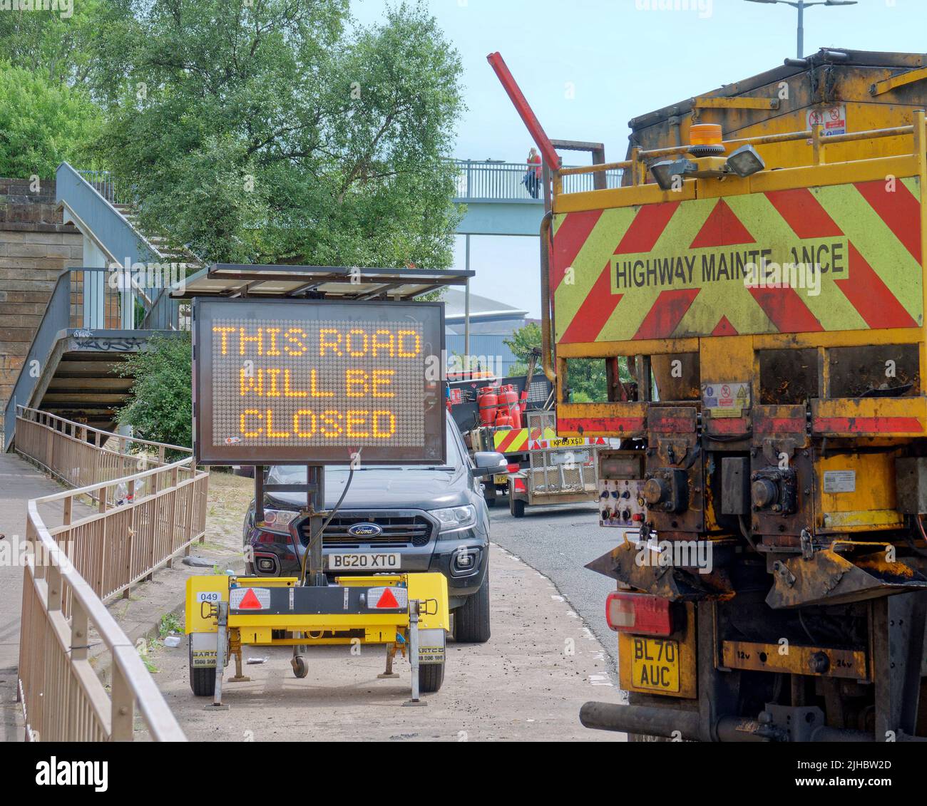 Glasgow, Schottland, Großbritannien 17.. Juli 2022. Gefährliche, vandalisierte Straßenschilder Route 66 auf der clydeside Schnellstraße in der Nähe des Wasserkraftwerks, während die Straßenarbeiten fortgesetzt werden. Lokale Wagons haben die Schilder mit einem Hinweis auf die „Route 66“ überschrieben. Credit Gerard Ferry/Alamy Live News Stockfoto