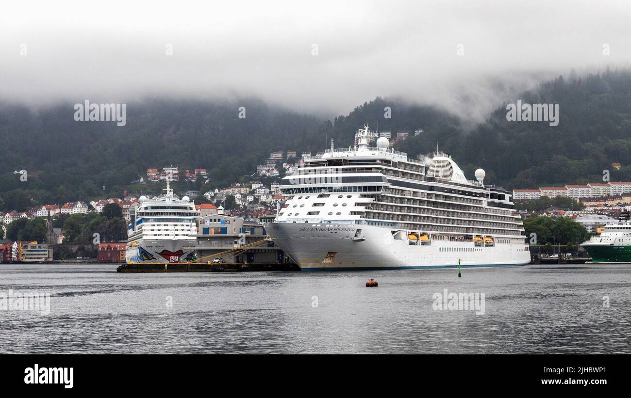 Das Schiff Seven Seas Splendor liegt am Skolten Kai im Hafen von Bergen, Norwegen. Das Schiff AIDAdiva im Hintergrund Stockfoto
