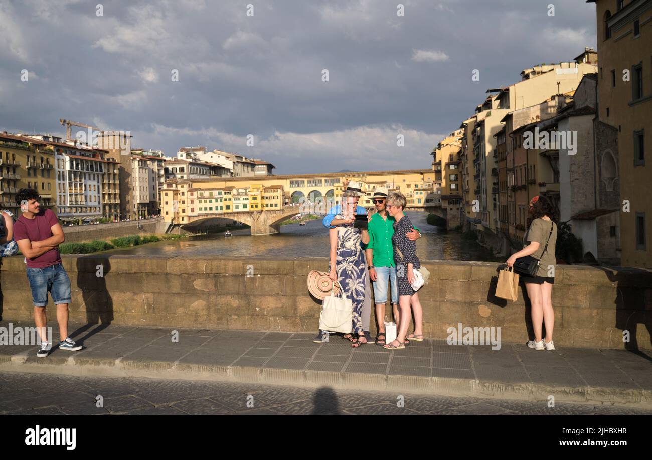 Selfies auf der Brücke mit Ponte Vecchio im Hintergrund Florenz Italien Stockfoto