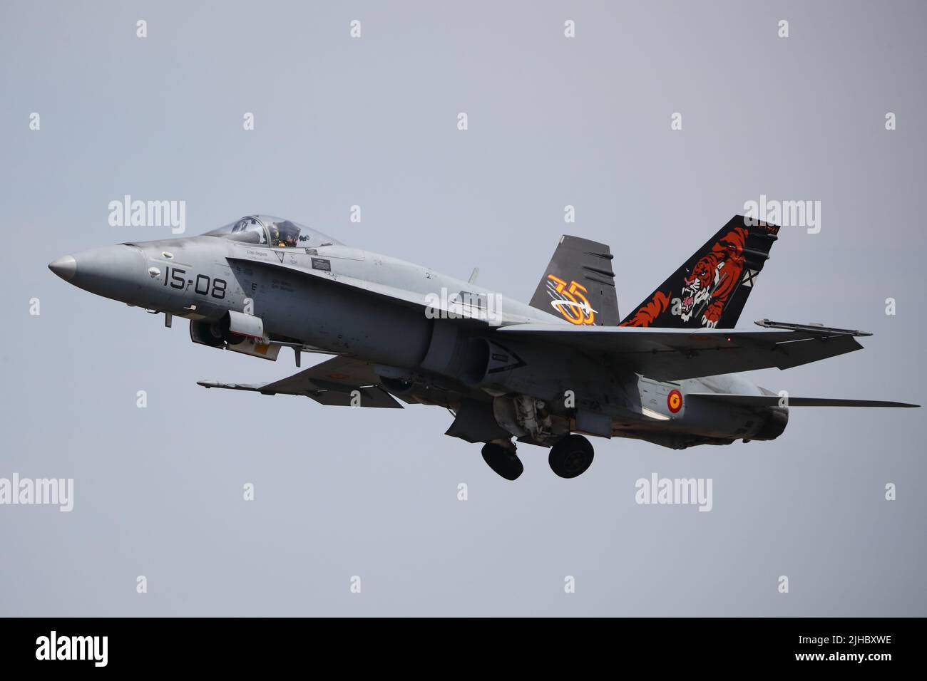 Fairford, Großbritannien. 17.. Juli 2022. Militärflugzeuge aus der ganzen Welt werden für das RIAT Royal International Air Tattoo ausgestellt. Ein McDonnell Douglas EF-18M Hornet der spanischen Luftwaffe. Quelle: Uwe Deffner/Alamy Live News Stockfoto