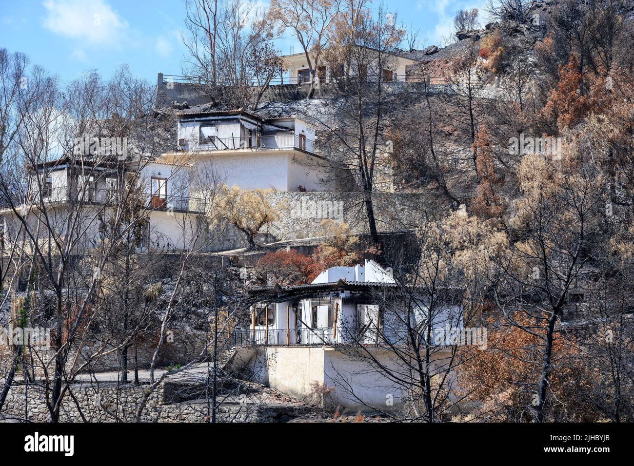 Feuer beschädigte Häuser, verursacht durch einen wilden Brand auf einem Hügel in Koroni, Messinia, an der Südspitze des Peloponnes, Griechenland. Stockfoto