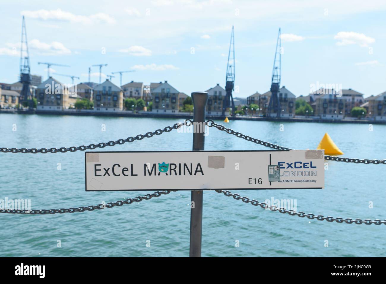 Excel Marina, Schild und Blick über das Royal Victoria Dock, London, Großbritannien Stockfoto