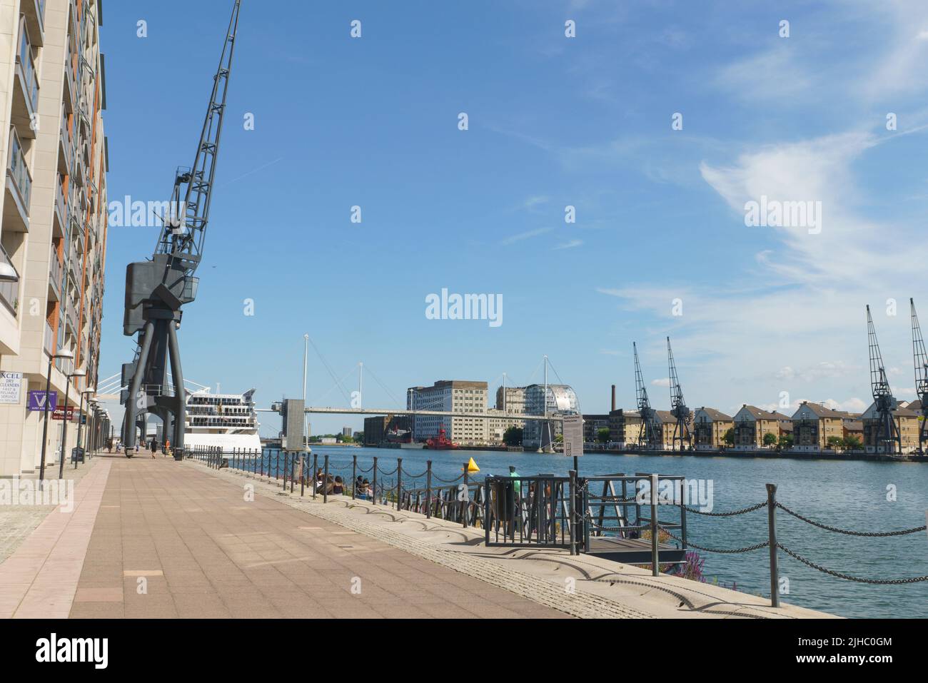 Wharfside – Royal Victoria Dock mit Blick auf den Dock und dem Sunborn London Yacht Hotel. Stockfoto