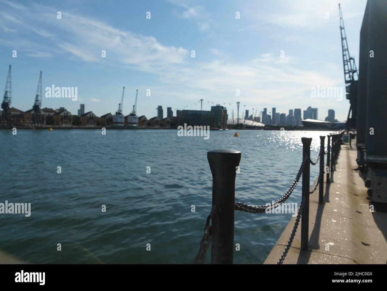 Blick über das Royal Victoria Dock auf den Millennium Dome, London, Großbritannien Stockfoto