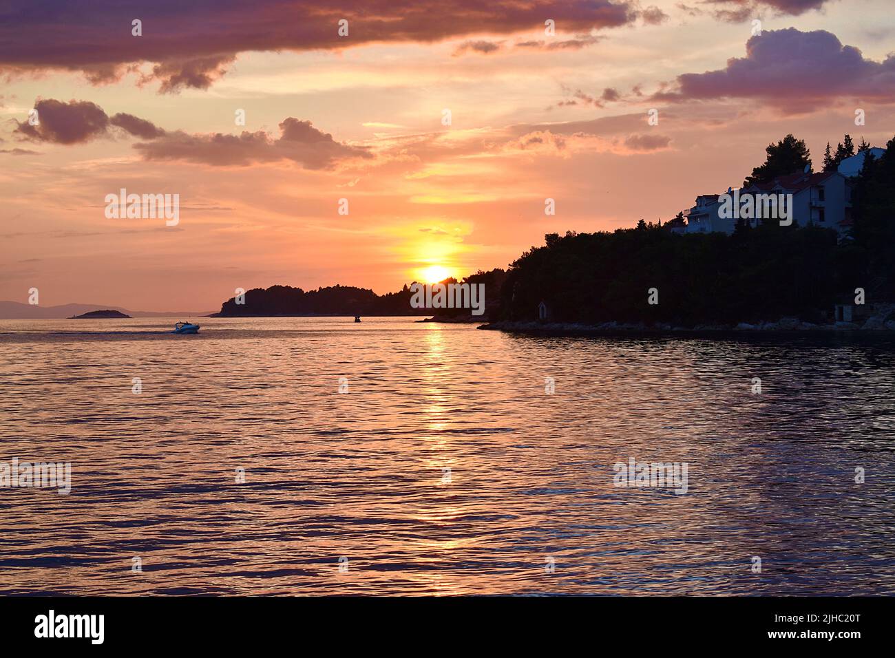 Sonnenuntergang über der Insel Korcula, Adria. Das Bild wurde in Vela Luka, einer malerischen Stadt im westlichen Teil von Korcula, aufgenommen. Stockfoto