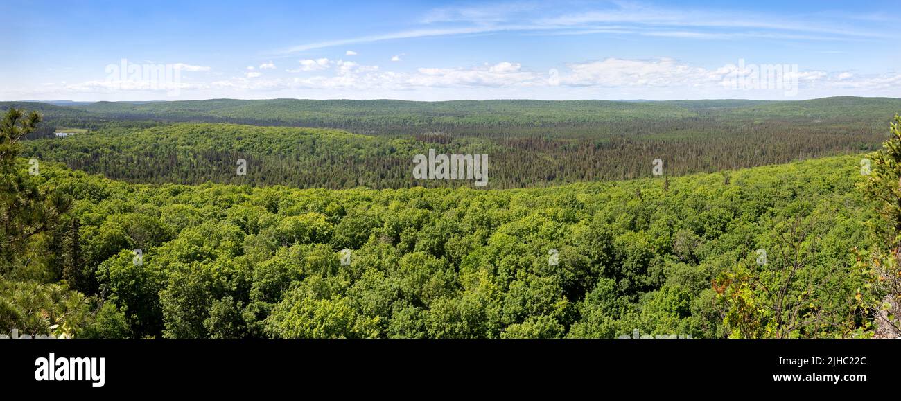 Sawtooth Mountain Range Leveaux Mountain überblickt den Superior National Forest an der Nordküste von Lake Superior, Minnesota. Stockfoto