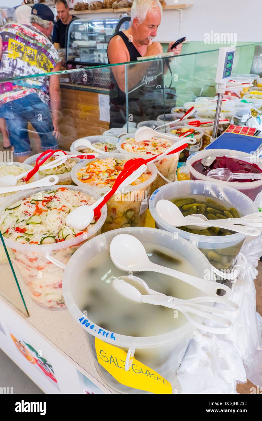 Lokales Sauerkraut, Gurken, andere fermentierte und konservierte Lebensmittel, Markt, Heviz, Ungarn Stockfoto