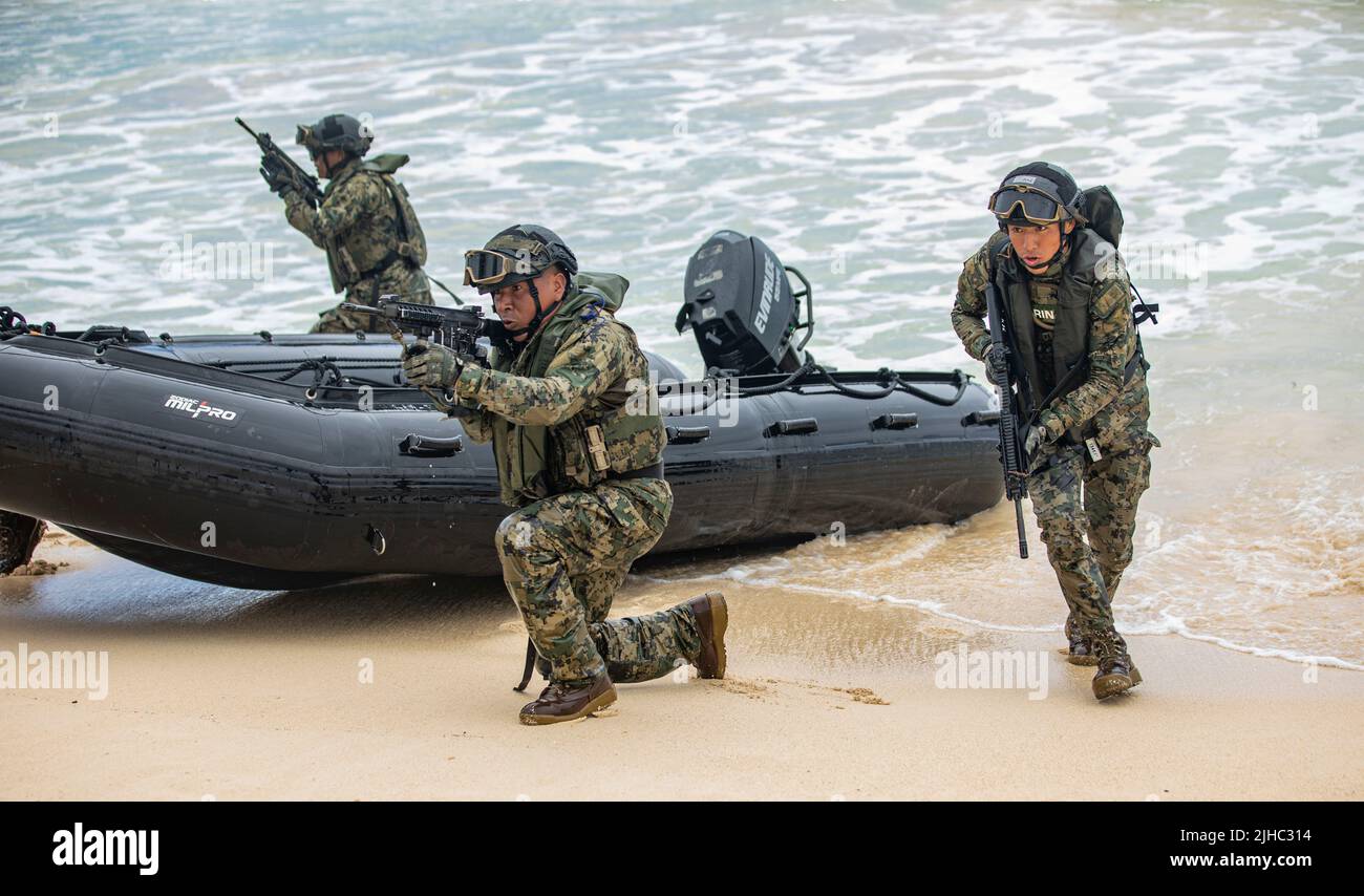 Waimanalo, Usa. 15.. Juli 2022. Mexikanische Naval Infanterie Landkampf Gummi raiding Handwerk während einer amphibischen Operationen Training mit dem US Marine Corps Teil der Rim of the Pacific Übungen am Bellows Beach 15. Juli 2022 in Bellows Air Force Station, Hawaii. Kredit: MC2 Aja Bleu Jackson/U.S. Navy/Alamy Live News Stockfoto