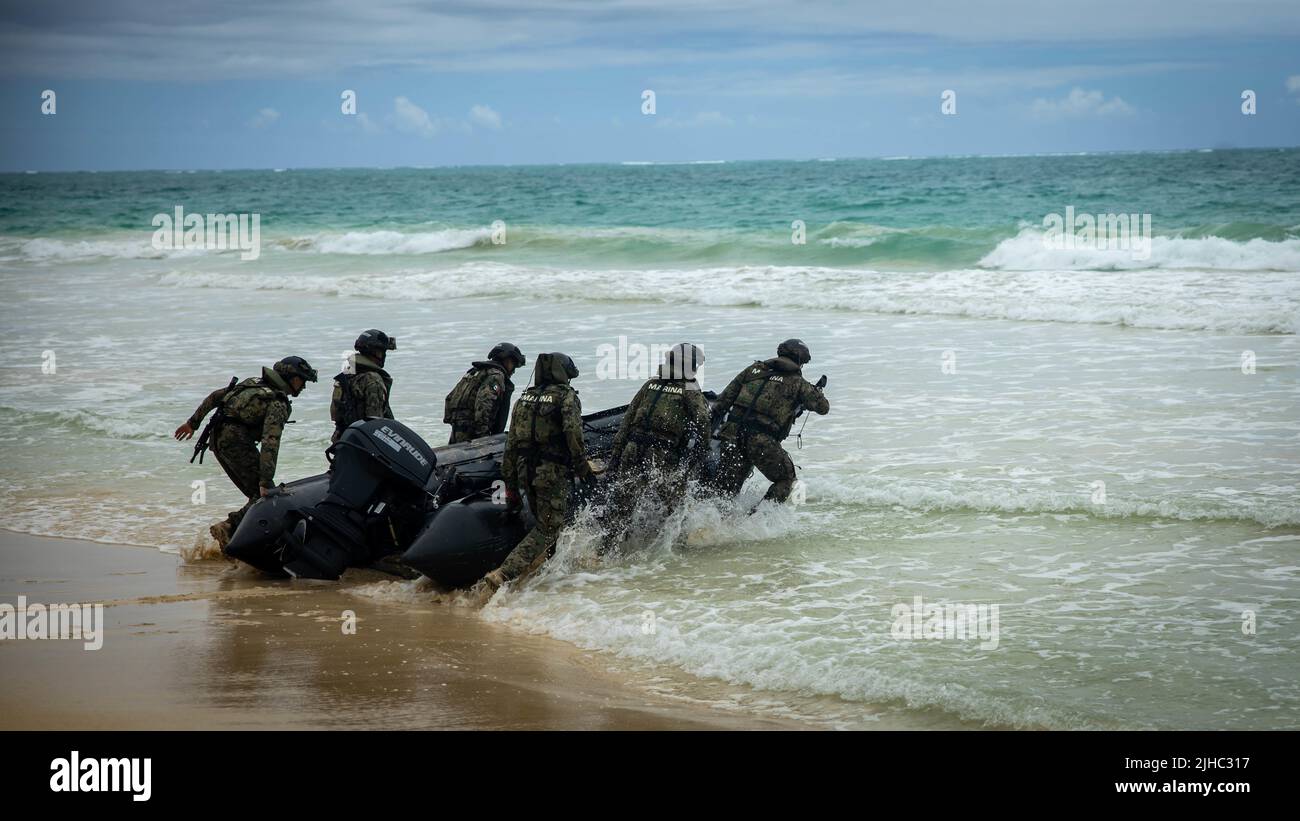 Waimanalo, Usa. 15.. Juli 2022. Die mexikanische Marine-Infanterie startet während eines amphibischen Einsatztrainings mit dem U.S. Marine Corps einen Teil der Rim of the Pacific Übungen am Bellows Beach 15. Juli 2022 in der Bellows Air Force Station, Hawaii. Kredit: LCpl. Haley Fetourmet Gustavsen/USA Marines/Alamy Live News Stockfoto