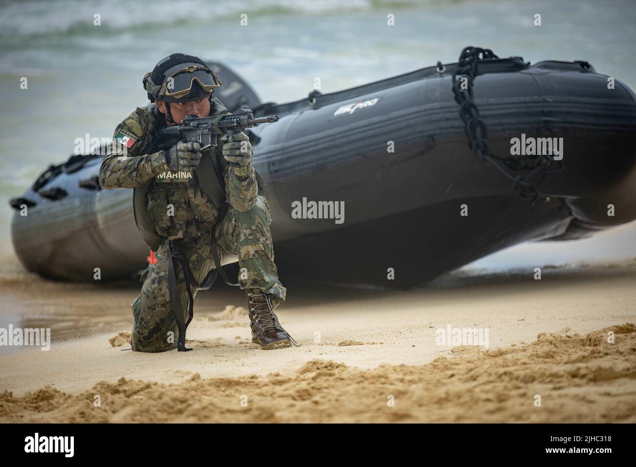 Waimanalo, Usa. 15.. Juli 2022. Mexikanische Marineinfanterie übernehmen die Kontrolle über den Strand während eines amphibischen Eingriffstrainings mit dem US Marine Corps Teil der Rim of the Pacific Übungen am Bellows Beach 15. Juli 2022 in Bellows Air Force Station, Hawaii. Kredit: LCpl. Haley Fetourmet Gustavsen/USA Marines/Alamy Live News Stockfoto