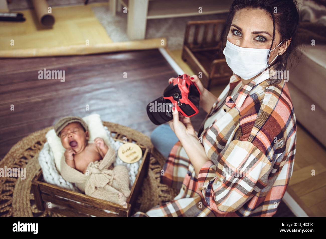 Fotografin, die während eines Fotoshootings ein Kleinkind fotografiert Stockfoto