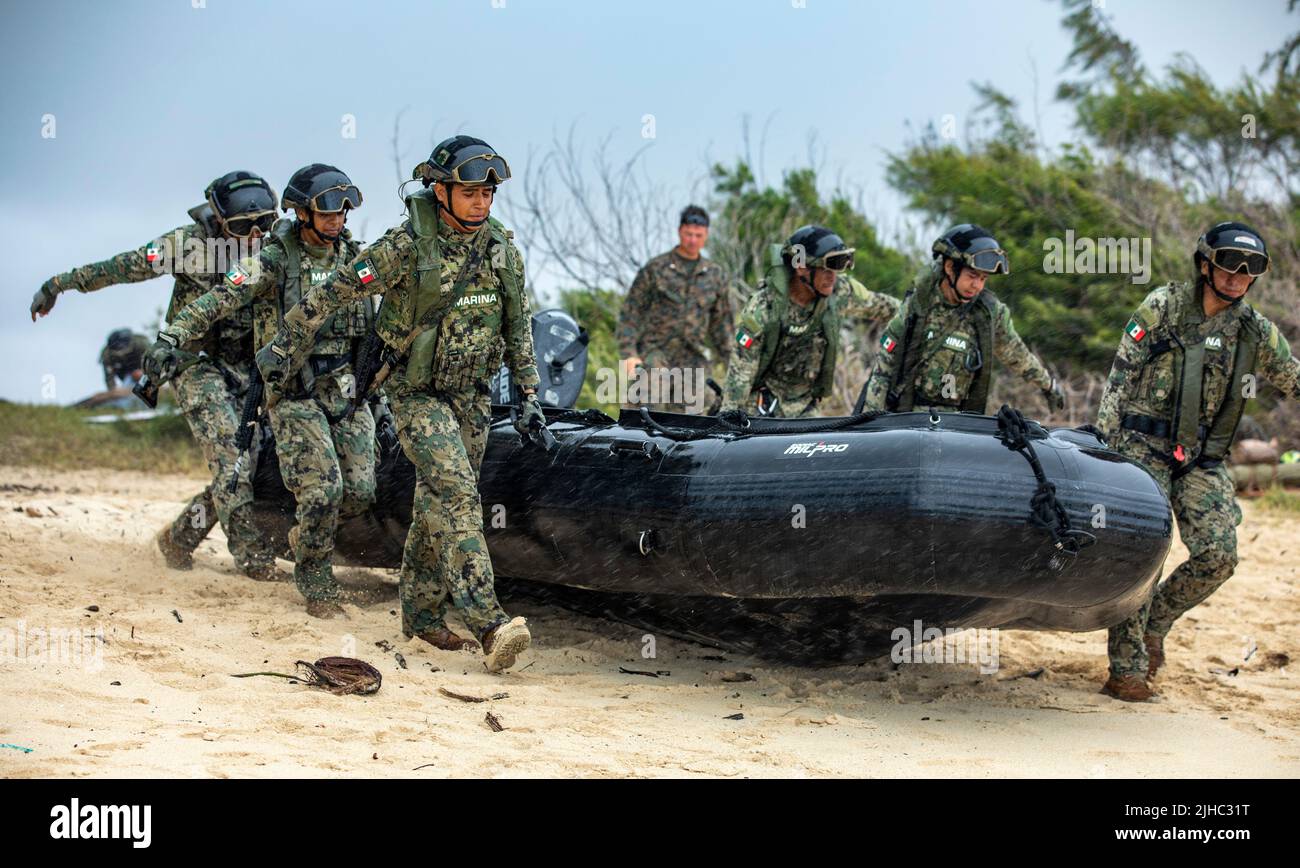 Waimanalo, Usa. 15.. Juli 2022. Mexikanische Naval Infanterie Landkampf Gummi raiding Handwerk während einer amphibischen Operationen Training mit dem US Marine Corps Teil der Rim of the Pacific Übungen am Bellows Beach 15. Juli 2022 in Bellows Air Force Station, Hawaii. Kredit: MC2 Aja Bleu Jackson/U.S. Navy/Alamy Live News Stockfoto