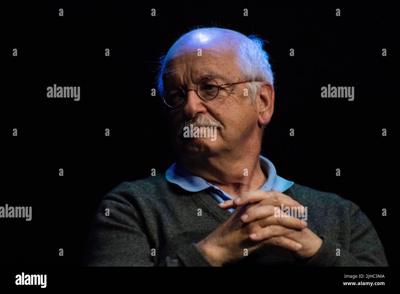 Érik Orsenna ist der Pseudonym von Érik Arnoult, einem französischen Politiker und Schriftsteller. Nach dem Studium der Philosophie und Politikwissenschaft am Institut d'Études Politiques de Paris spezialisierte sich Orsenna auf Wirtschaftswissenschaften an der London School of Economics. Frankreich. Stockfoto