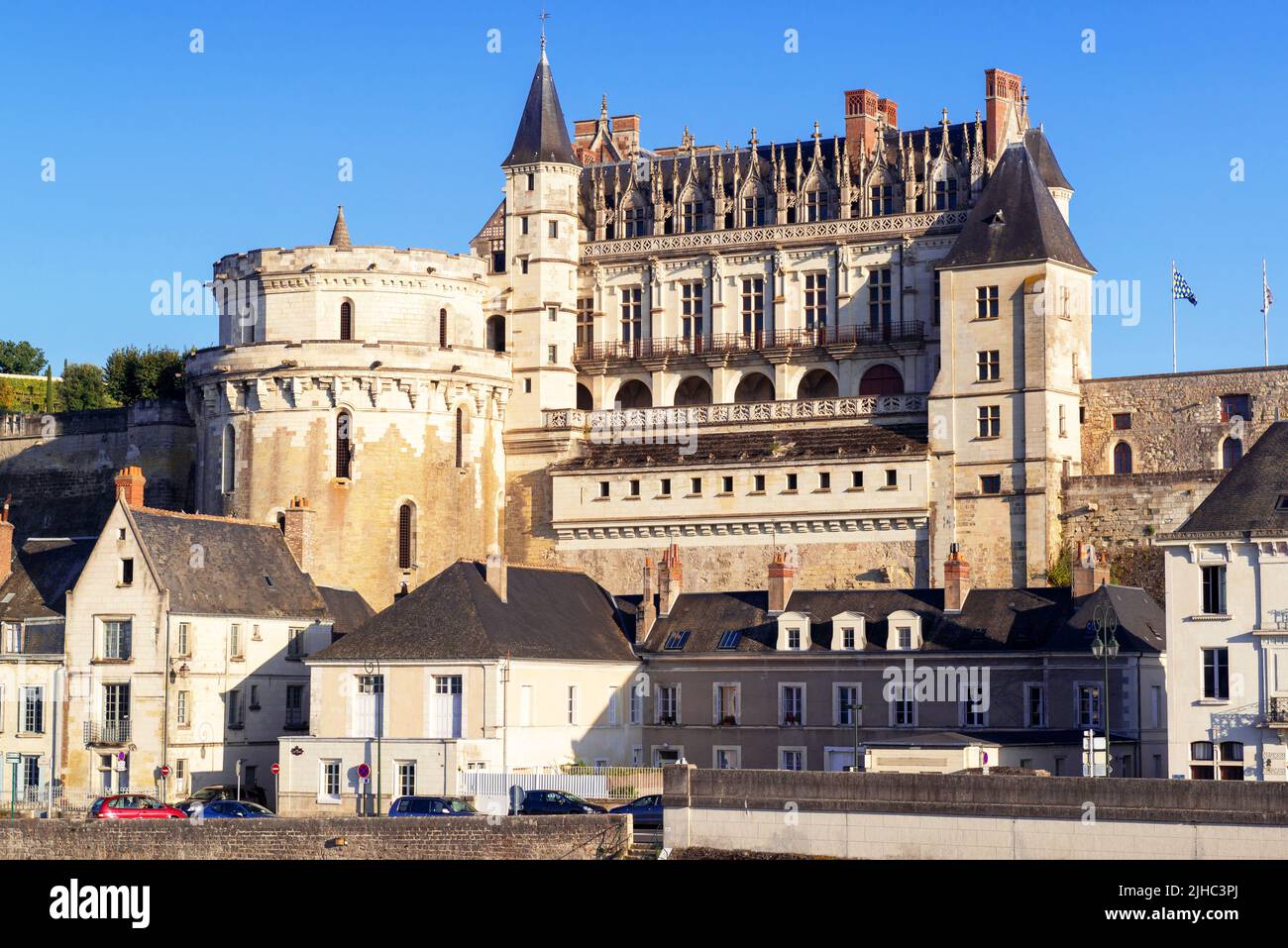 Schloss d’Amboise im Loire-Tal, Frankreich. Das mittelalterliche französische Schloss ist das Wahrzeichen der Stadt Amboise und ihrer Außenbezirke. Landschaft von königlichem Schloss und altem Haus Stockfoto