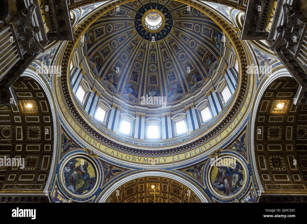 Im Inneren der Kuppel des Petersdoms, Rom, Italien. Die reich verzierte Kathedrale des Heiligen Peters ist das Wahrzeichen Roms und der Vatikanstadt. Luxusbar Stockfoto