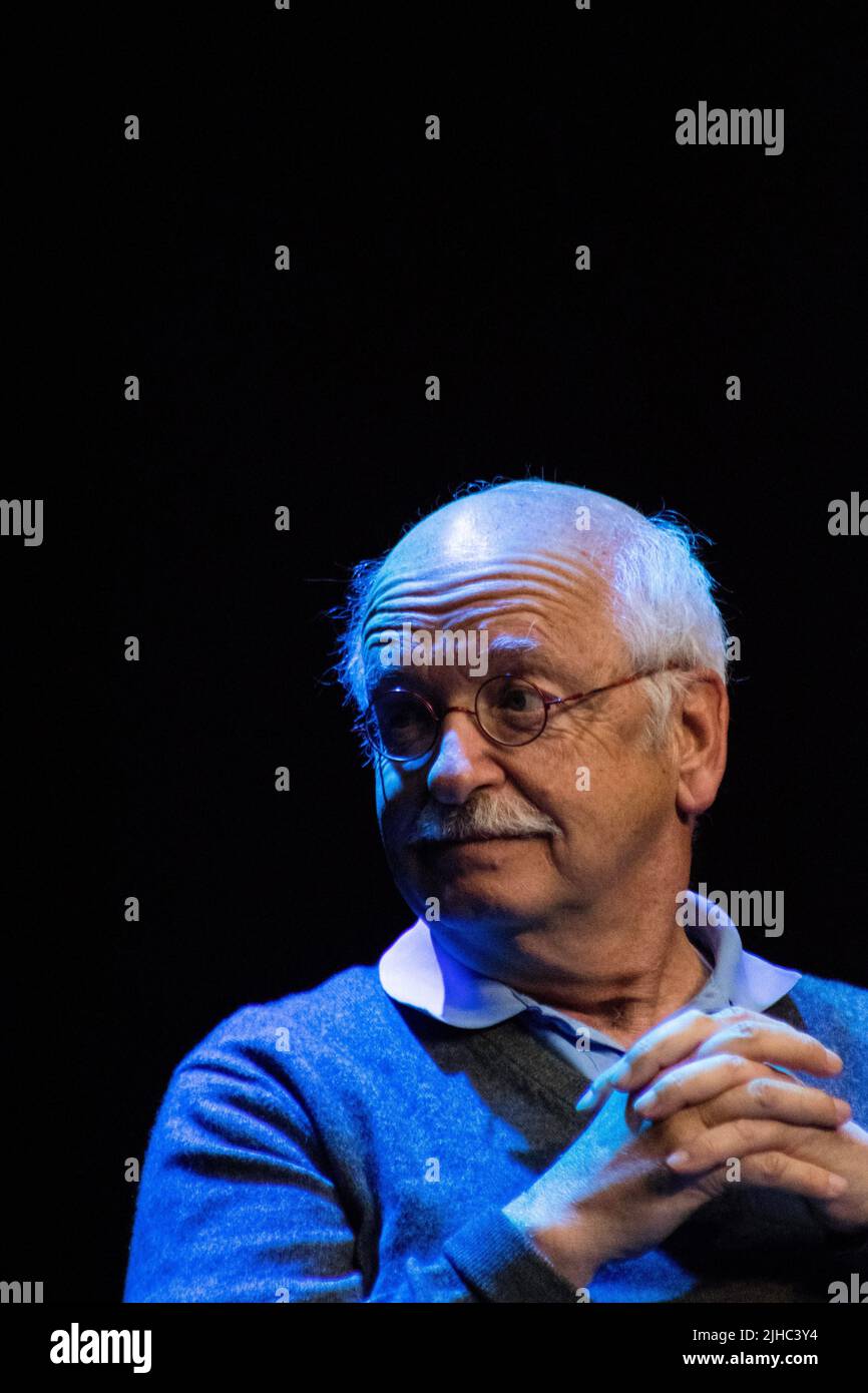 Érik Orsenna ist der Pseudonym von Érik Arnoult, einem französischen Politiker und Schriftsteller. Nach dem Studium der Philosophie und Politikwissenschaft am Institut d'Études Politiques de Paris spezialisierte sich Orsenna auf Wirtschaftswissenschaften an der London School of Economics. Frankreich. Stockfoto