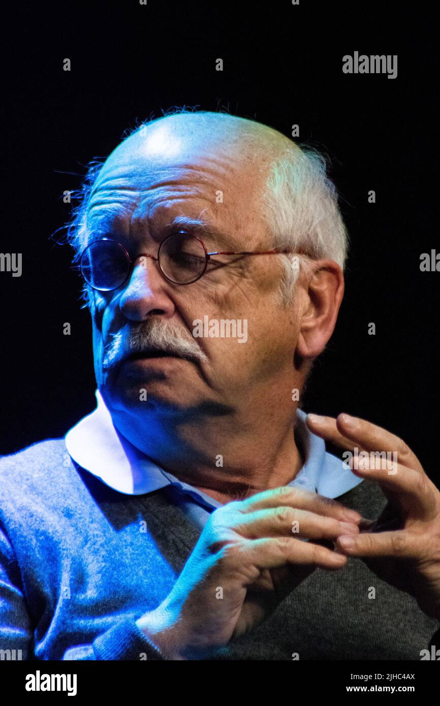 Érik Orsenna ist der Pseudonym von Érik Arnoult, einem französischen Politiker und Schriftsteller. Nach dem Studium der Philosophie und Politikwissenschaft am Institut d'Études Politiques de Paris spezialisierte sich Orsenna auf Wirtschaftswissenschaften an der London School of Economics. Frankreich. Stockfoto