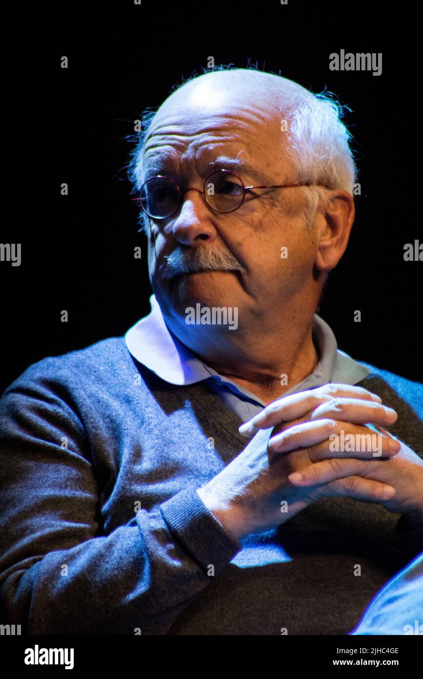 Érik Orsenna ist der Pseudonym von Érik Arnoult, einem französischen Politiker und Schriftsteller. Nach dem Studium der Philosophie und Politikwissenschaft am Institut d'Études Politiques de Paris spezialisierte sich Orsenna auf Wirtschaftswissenschaften an der London School of Economics. Frankreich. Stockfoto