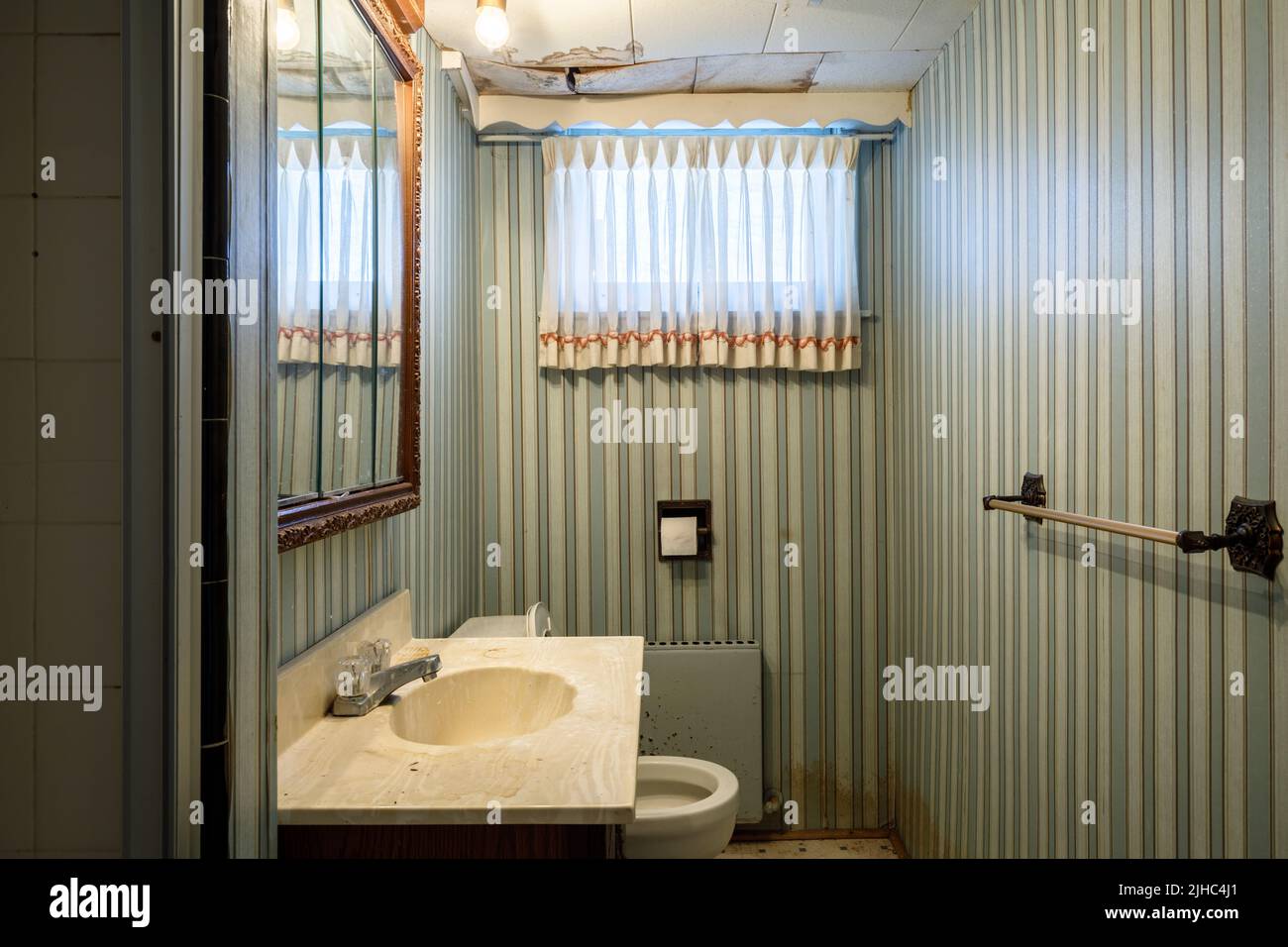 Ein 1950s Halb-Waschraum mit Tapeten bedeckten Wänden. Stockfoto