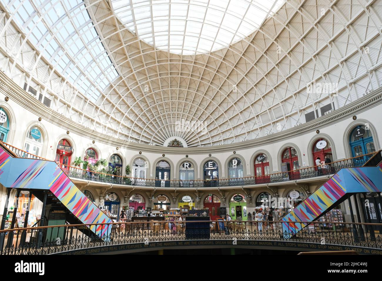 Leeds, West Yorkshire, Großbritannien Juni 22 2022 Innenansicht der Corn Exchange, einem viktorianischen Kuppelgebäude, das jetzt für unabhängige Einzelhändler genutzt wird. Stockfoto