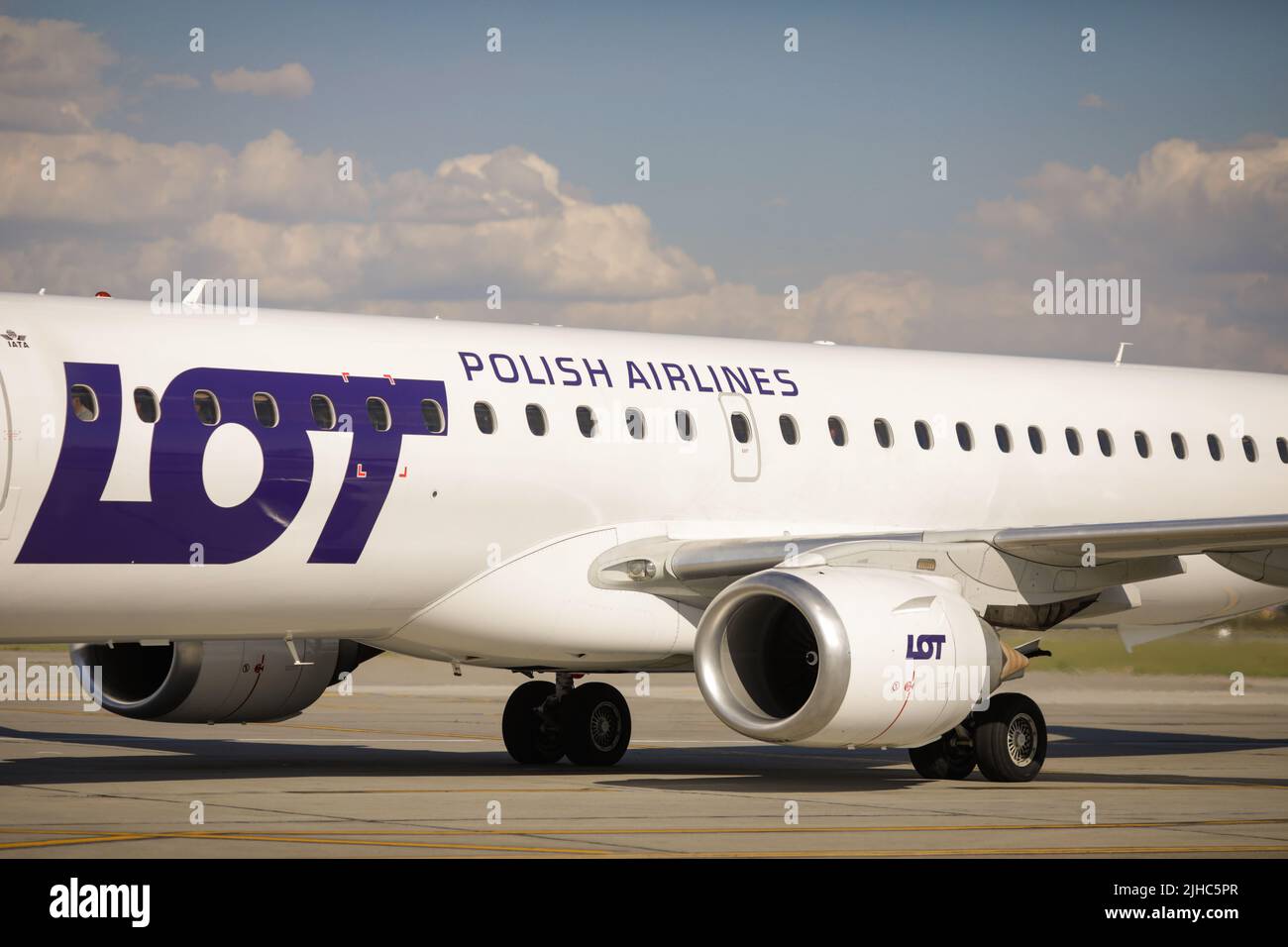 Otopeni, Rumänien - 17. Juli 2022: LOT polnisches Flugzeug auf der Rollbahn des Henri Coanda Flughafens. Stockfoto