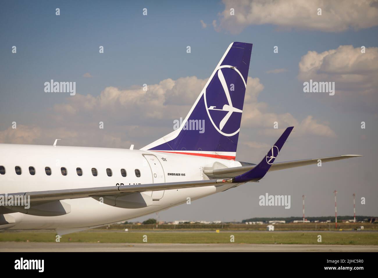 Otopeni, Rumänien - 17. Juli 2022: LOT polnisches Flugzeug auf der Rollbahn des Henri Coanda Flughafens. Stockfoto