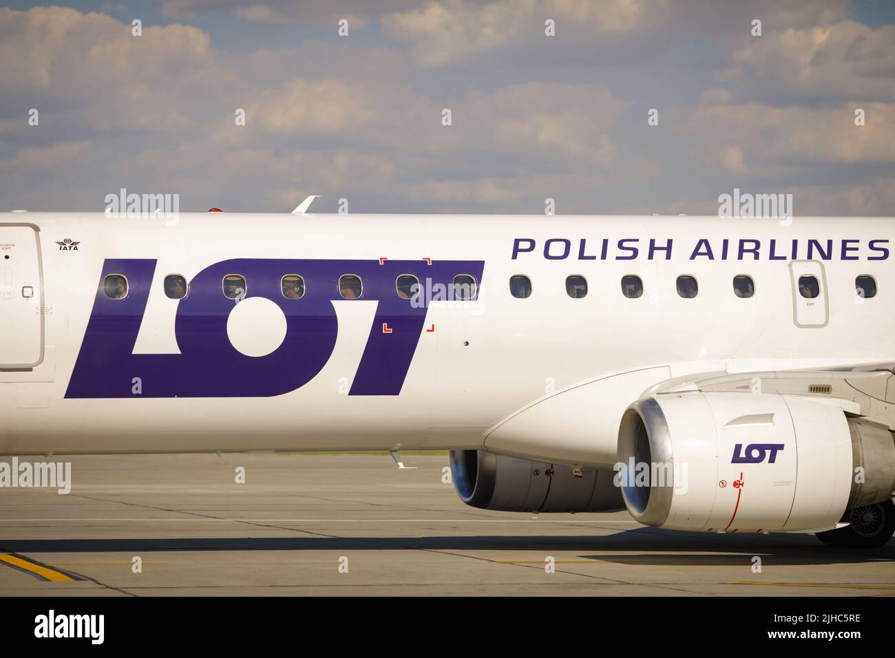 Otopeni, Rumänien - 17. Juli 2022: LOT polnisches Flugzeug auf der Rollbahn des Henri Coanda Flughafens. Stockfoto