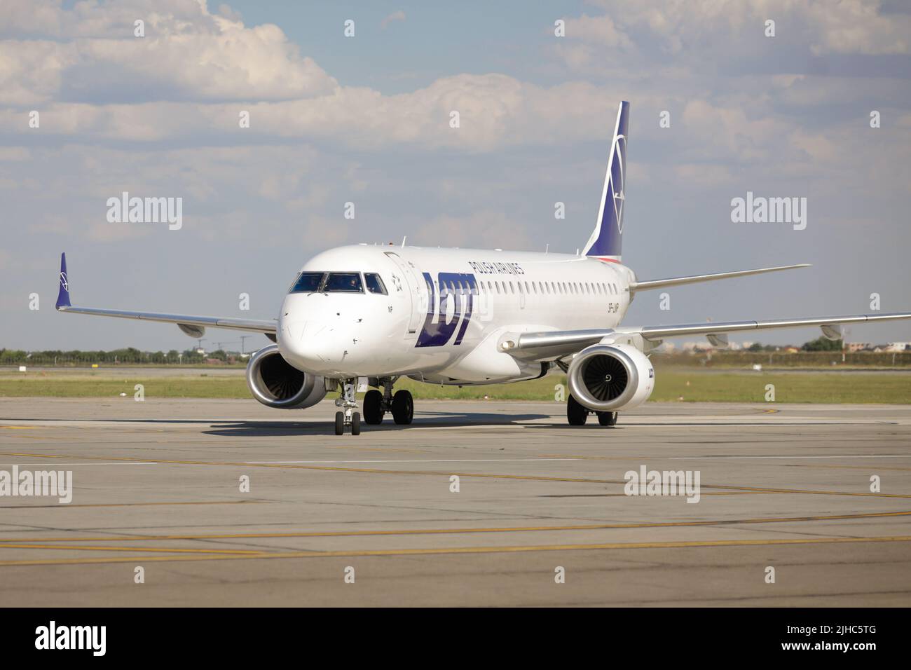 Otopeni, Rumänien - 17. Juli 2022: LOT polnisches Flugzeug auf der Rollbahn des Henri Coanda Flughafens. Stockfoto
