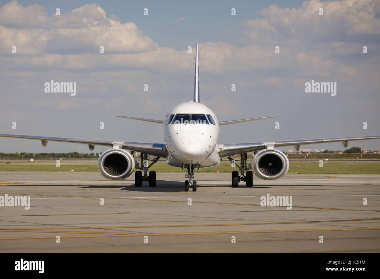 Otopeni, Rumänien - 17. Juli 2022: LOT polnisches Flugzeug auf der Rollbahn des Henri Coanda Flughafens. Stockfoto