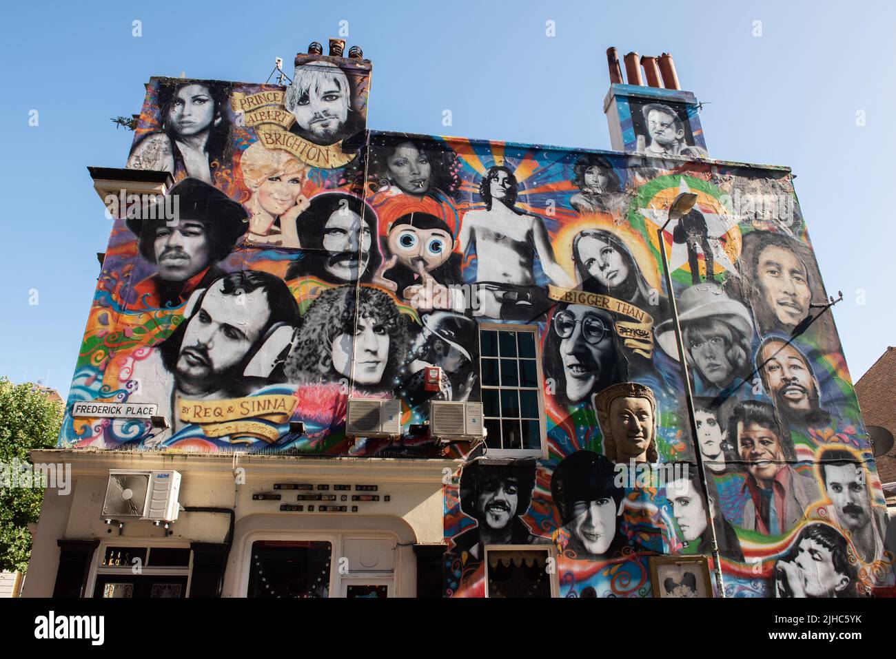 Prince Albert Pub, Brighton. Die nach Westen ausgerichtete Seite des Pubs ist mit berühmten Gesichtern aus den vergangenen Jahren bedeckt, von George Michael bis Bob Marley. Stockfoto