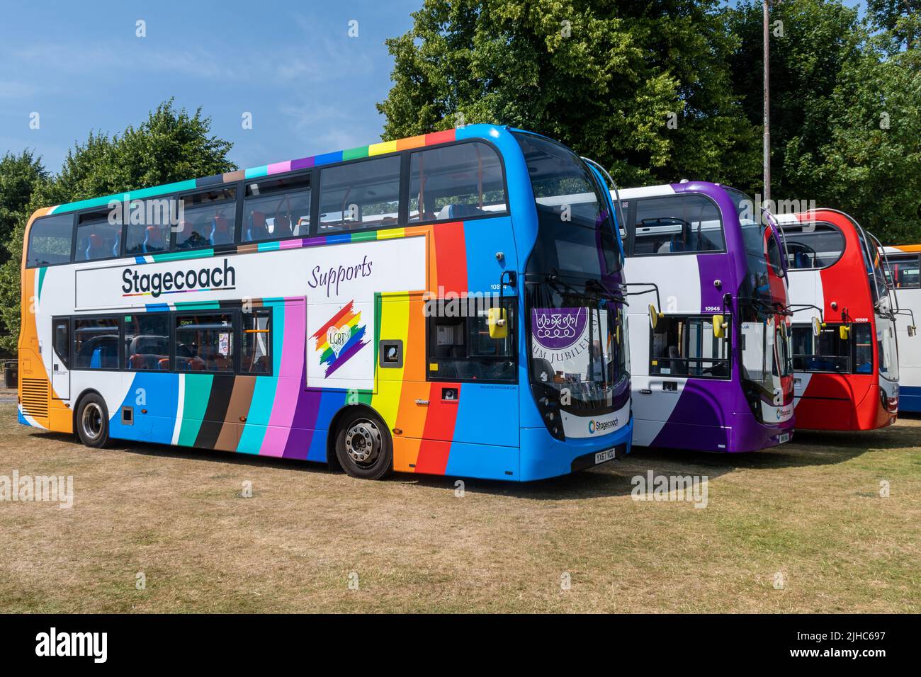 LBGT Pride Stagecoach-Bus bei der Alton Bus Rally und dem Lauftag im Juli 2022, sommerliche Transportveranstaltung im Anstey Park, Alton, Hampshire, England, Großbritannien Stockfoto