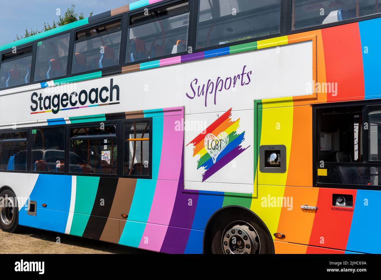 LBGT Pride Stagecoach-Bus bei der Alton Bus Rally und dem Lauftag im Juli 2022, sommerliche Transportveranstaltung im Anstey Park, Alton, Hampshire, England, Großbritannien Stockfoto