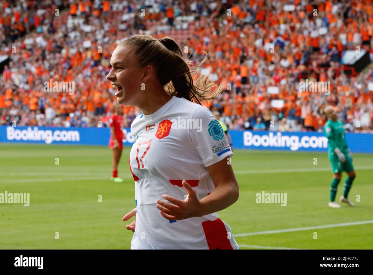 Sheffield, Großbritannien. 17.. Juli 2022, Bramall Lane, Sheffield, England: Frauenfußball European International, Schweiz gegen Niederlande; Romee Leuchter aus den Niederlanden feiert, dass sie in der 84.-minütigen Minute-Ausgabe (17) mit dem Titel für 1-2 Punkte erzielt hat.Credit: Action Plus Sports Images/Alamy Live News Stockfoto