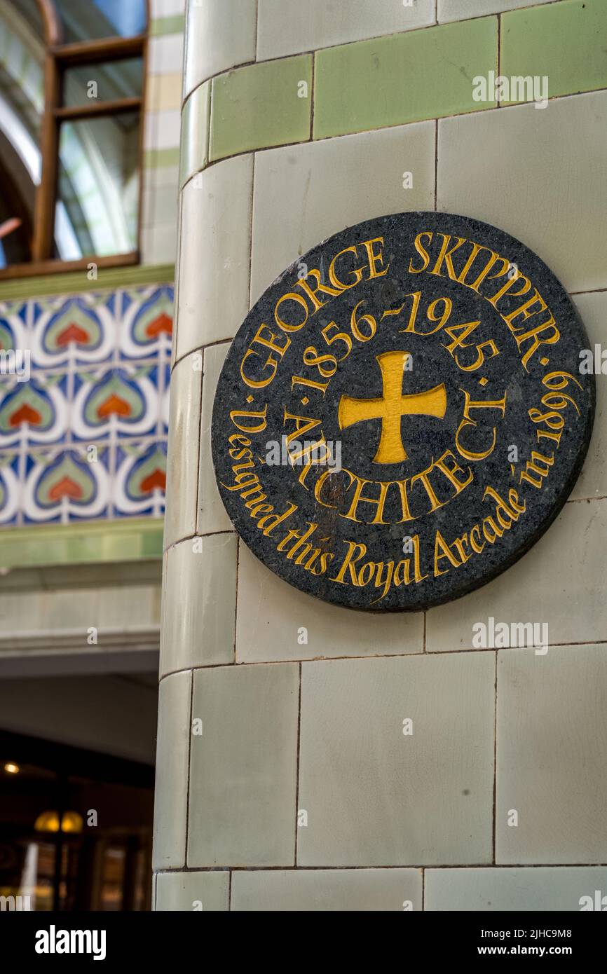 George Skipper Architekt die Royal Arcade Norwich - Gedenktafel an den Architekten George Skipper 1856-1945 - wurde 1899 eröffnet. Stockfoto