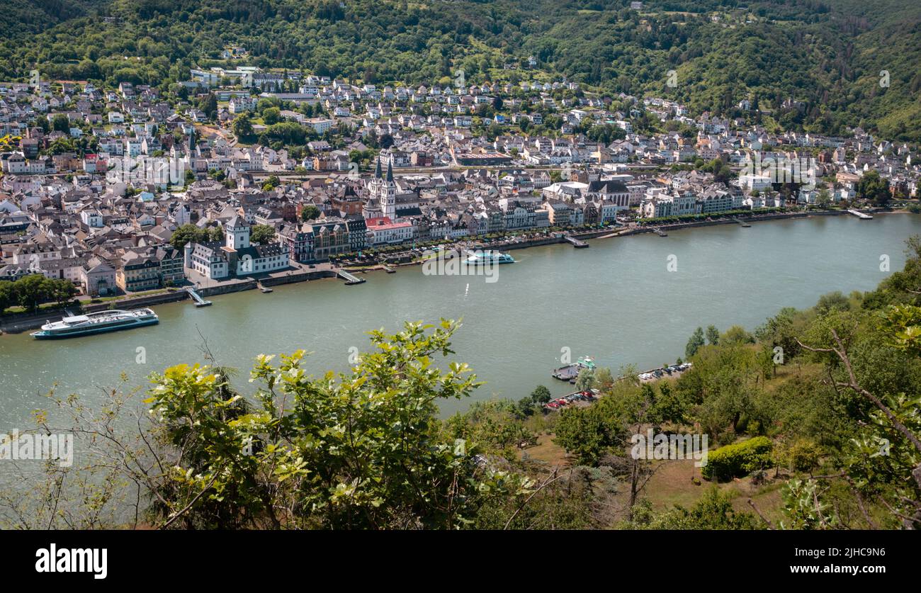 Blick vom Rheinsteig-Wanderweg auf das Rheintal und das Stadtbild Boppard Stockfoto