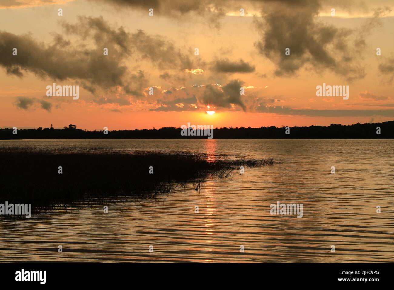 Wunderschöne Sonnenuntergänge in der Lake Cabin im Norden von Minnesota erinnern uns an die Schönheit der Natur, wenn wir reisen und Ferienorte und abgelegene Wildnis erkunden Stockfoto